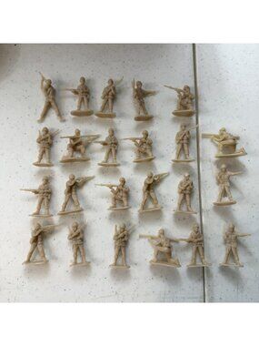 Greenbrier International Plastic Tan Army Men 2” Lot Of 23 VGC